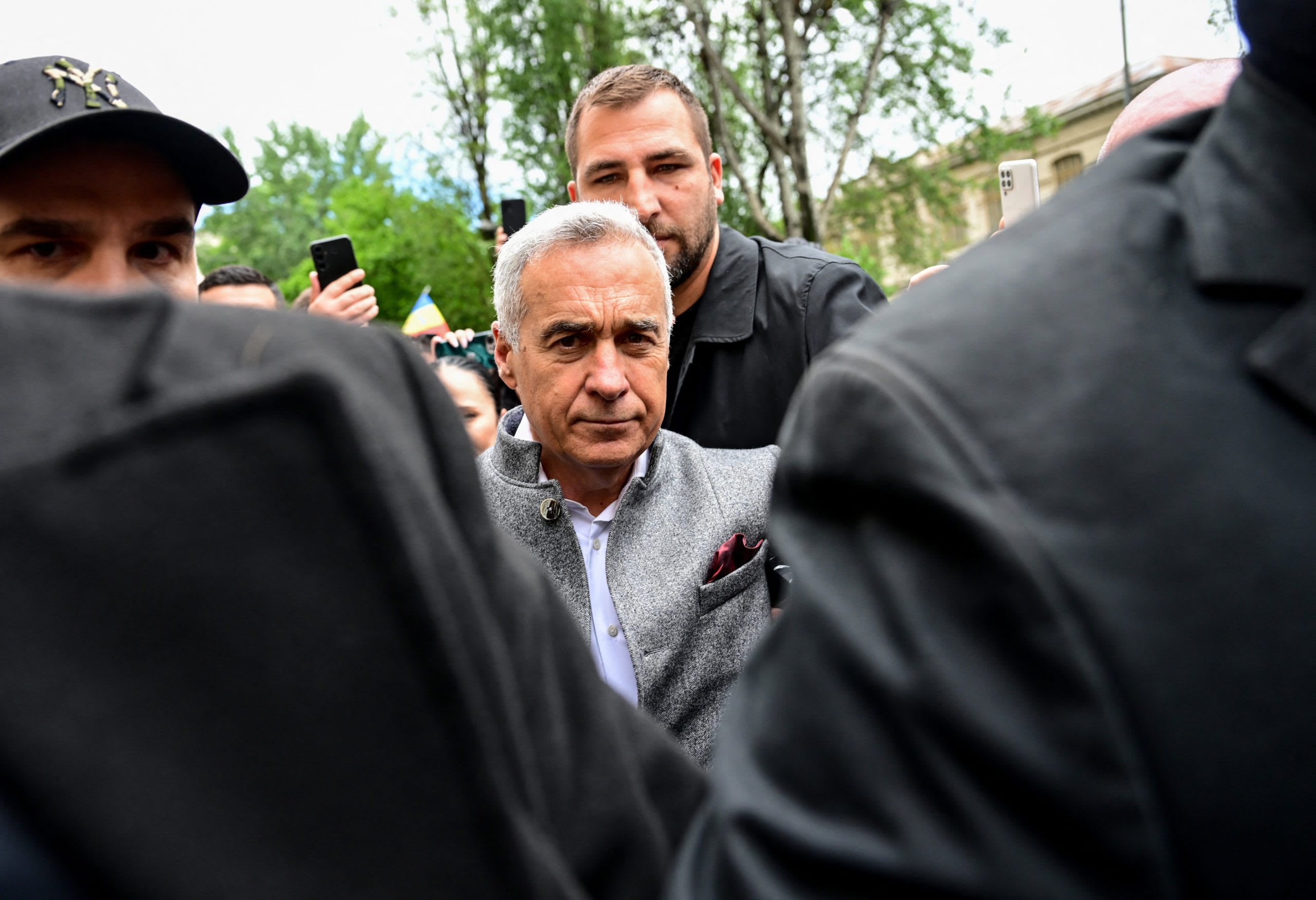 Procurorii DIICOT au descins la casa fostului candidat Călin Georgescu în dosar de înșelăciune