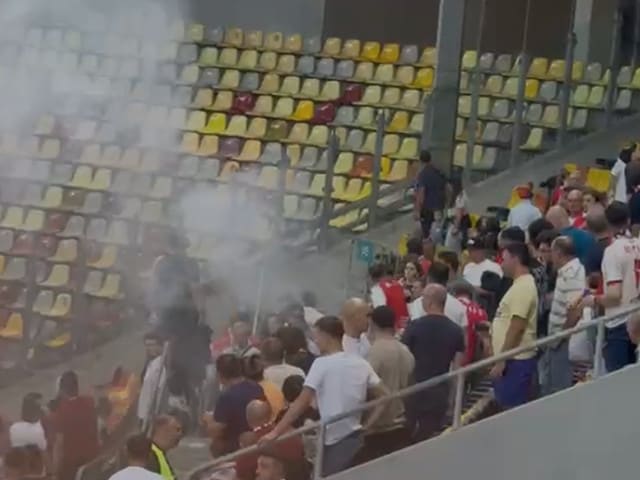 Scandal la Dinamo - Farul: o femeie a fost dusă la ambulanță după incidentul din tribuna 1