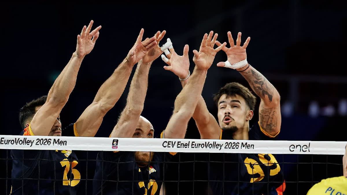 meci de volei între România și Franța, jucători pe teren