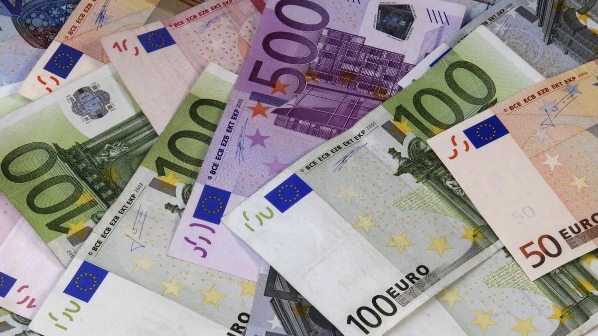 bancnote vechi de lire italiene în seif, sumă mare de bani bancnote vechi de lire italiene în seif, sumă mare de bani