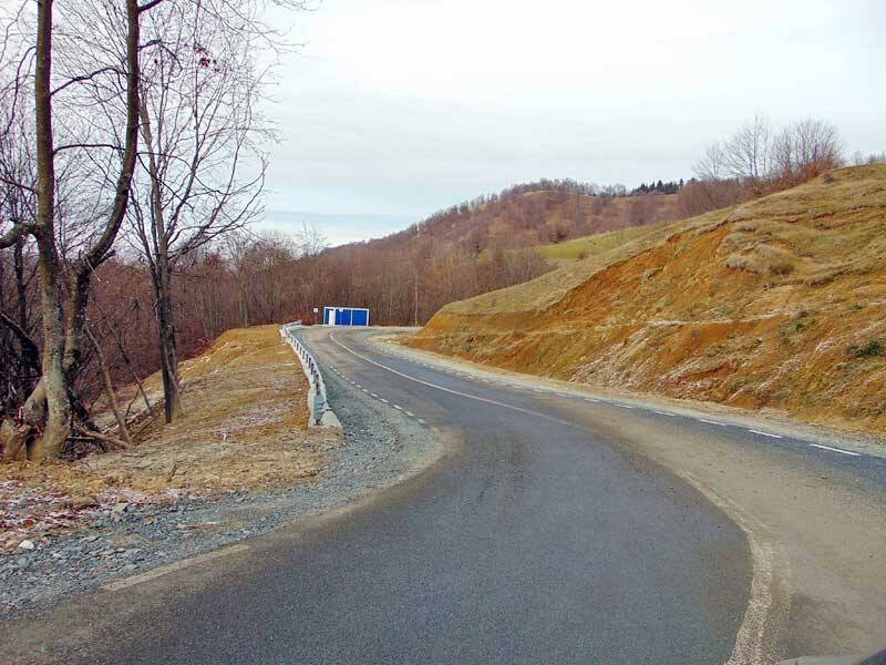 drum județean în proces de reabilitare, muncă pe șantier drum județean în proces de reabilitare, muncă pe șantier