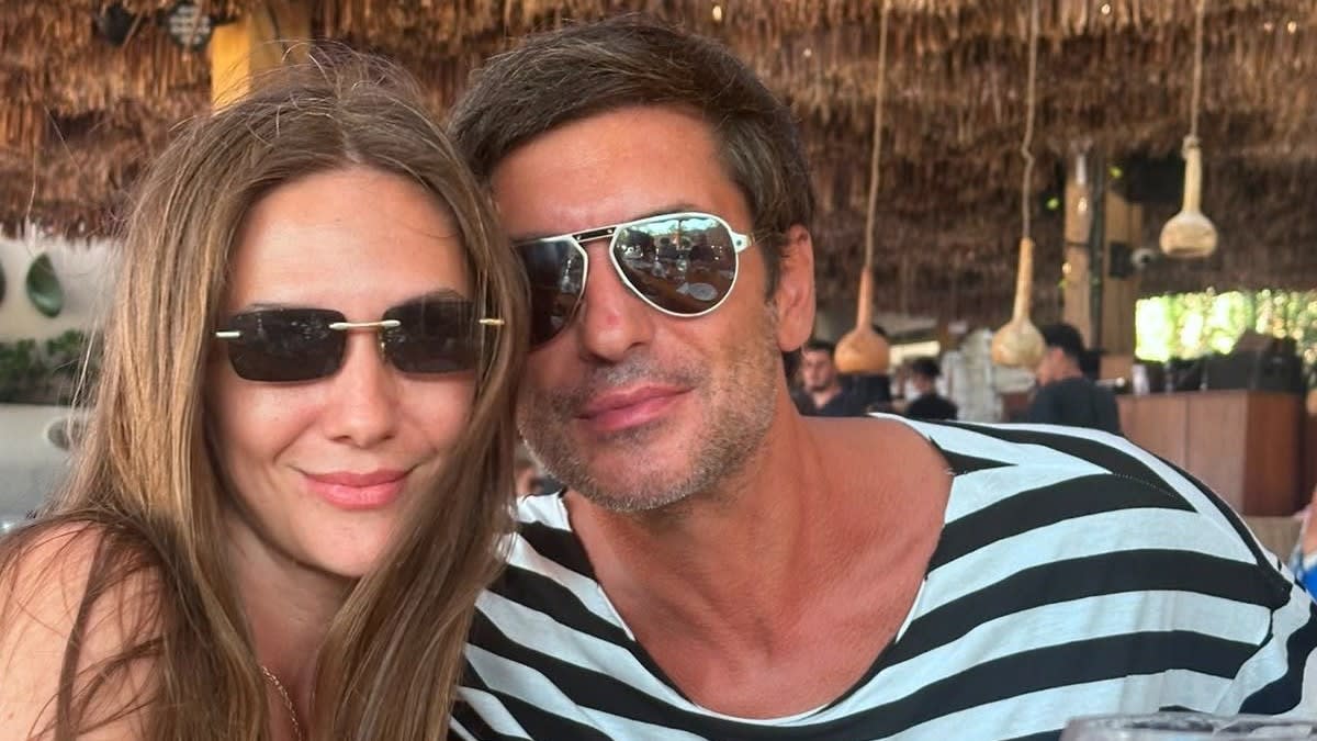 Adela Popescu și Radu Vâlcan în vacanță, zâmbind Adela Popescu și Radu Vâlcan în vacanță, zâmbind