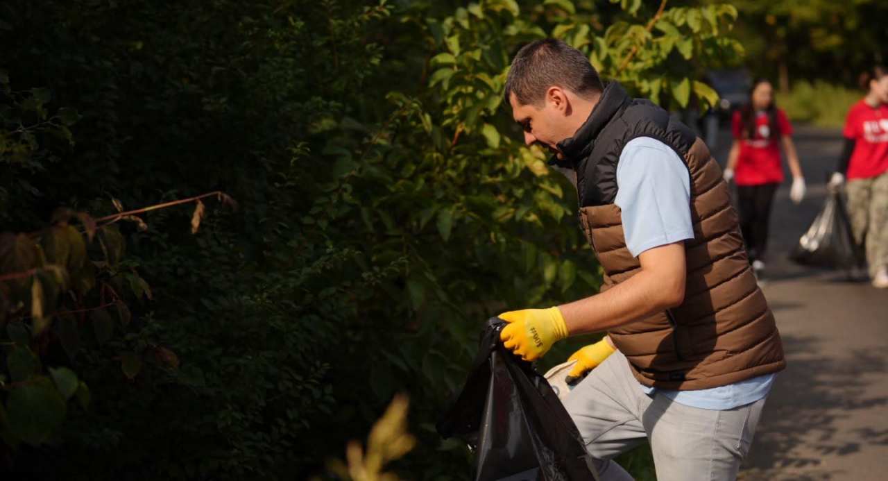 Octavian Teodorescu și voluntarii au colectat o tonă de deșeuri pe centura Alexandriei