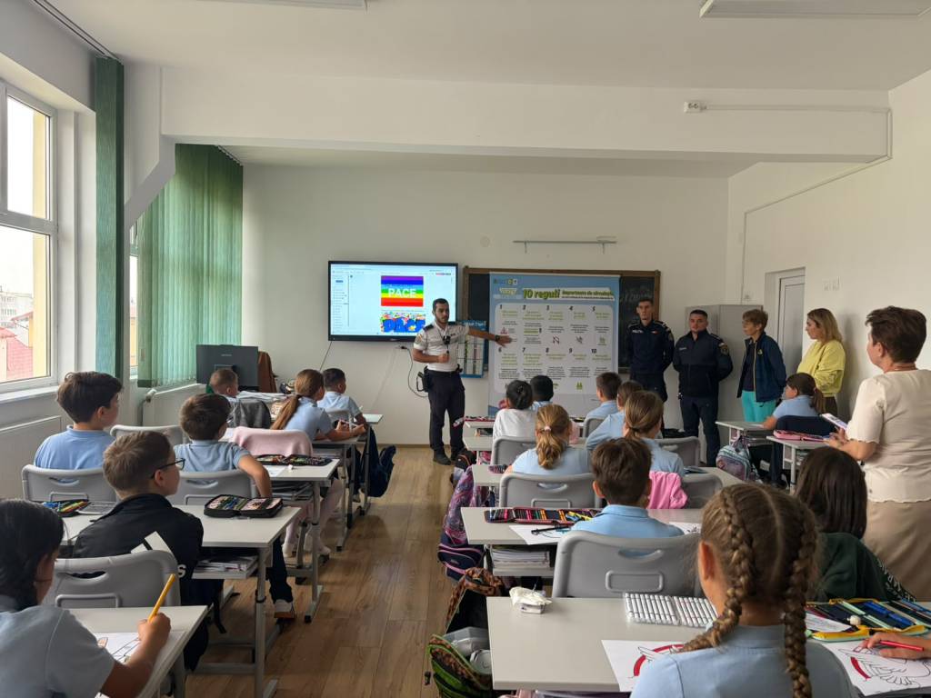 Elevi și polițiști în activitate de educație rutieră Elevi și polițiști în activitate de educație rutieră
