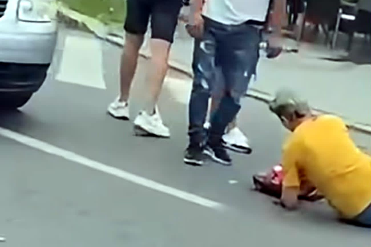 Femeie lovită de mașină în Piața Traian din Brăila, transportată la spital