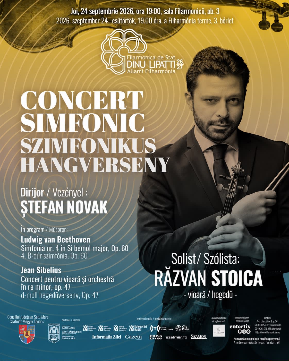 Orchestra filarmonicii în concert, violonist pe scenă, sala de concert Orchestra filarmonicii în concert, violonist pe scenă, sala de concert