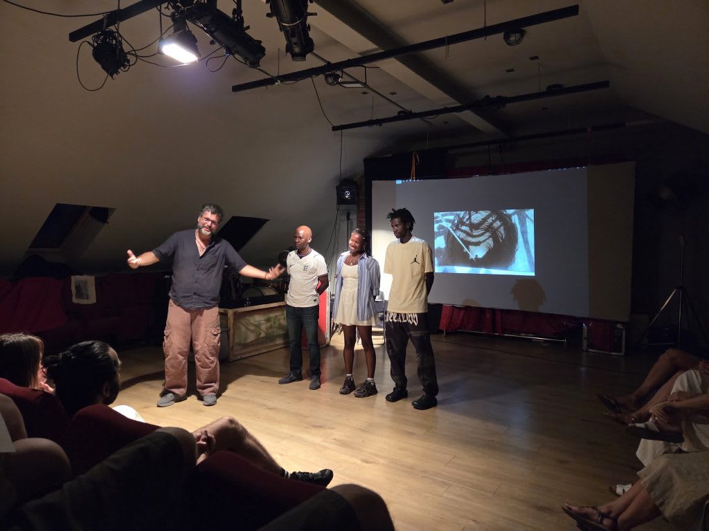 actor pe scenă în timpul unui spectacol de teatru actor pe scenă în timpul unui spectacol de teatru