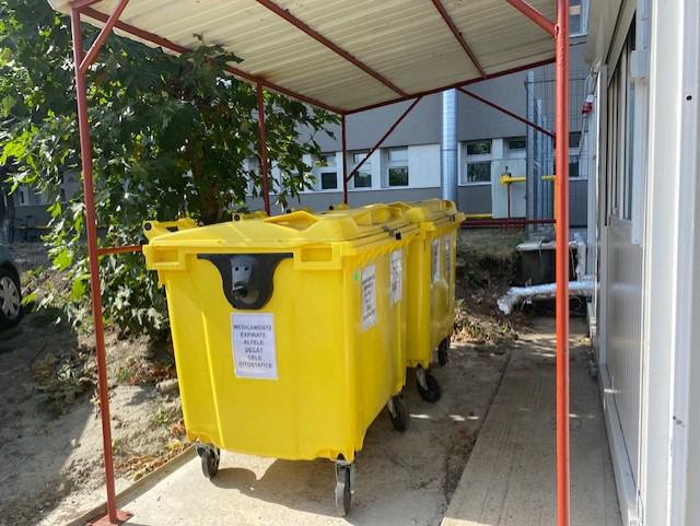 containere pentru colectare medicamente expirate în curtea spitalului containere pentru colectare medicamente expirate în curtea spitalului
