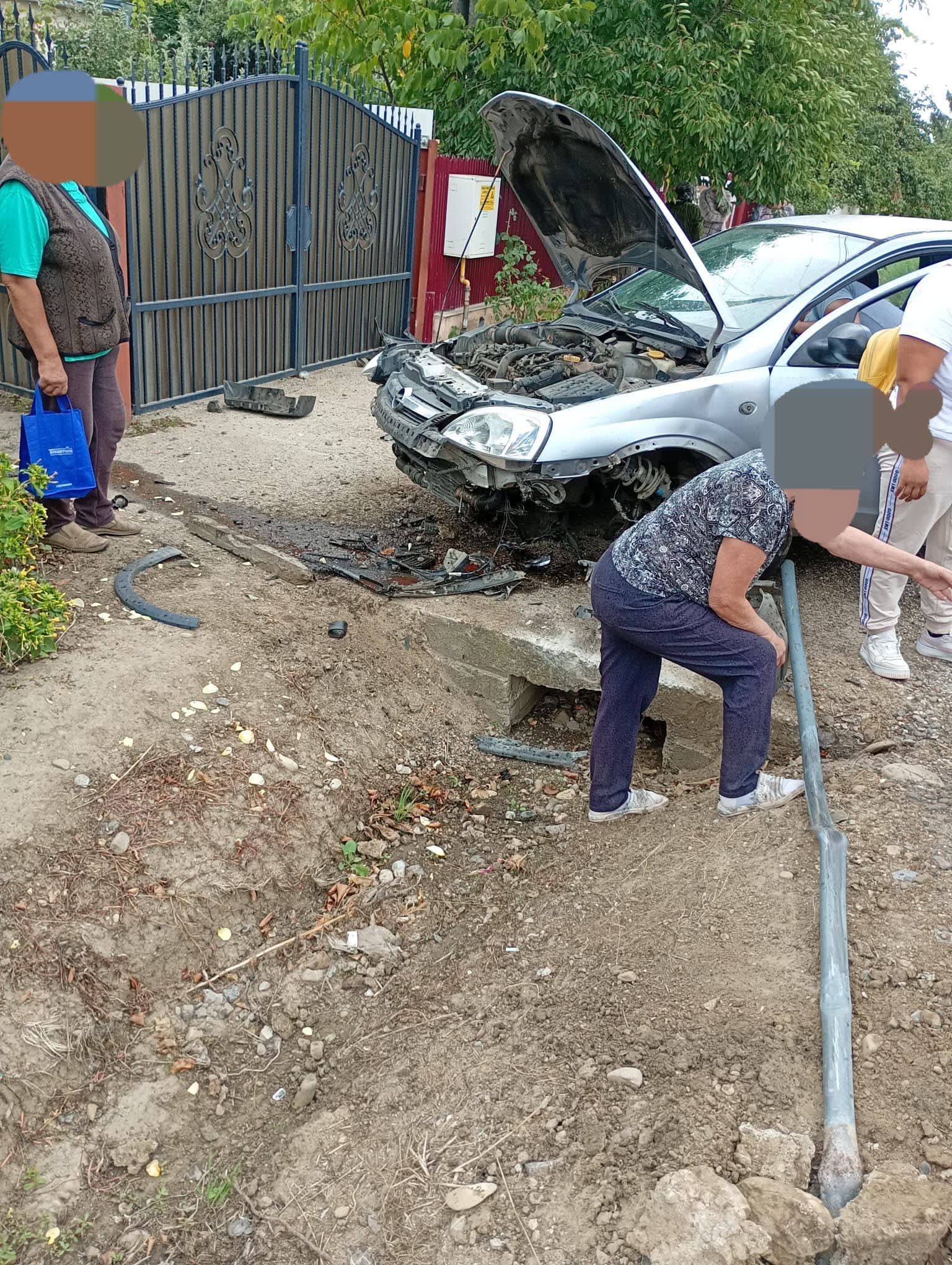 mașină avariată într-un accident rutier în Străoane mașină avariată într-un accident rutier în Străoane