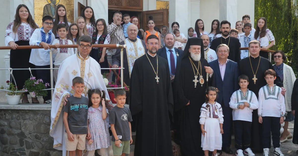 Credincioși participând la Sfânta Liturghie în biserica din Slobozia Credincioși participând la Sfânta Liturghie în biserica din Slobozia