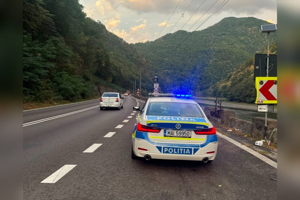 polițiști verificând un moped neînmatriculat în Vâlcea polițiști verificând un moped neînmatriculat în Vâlcea