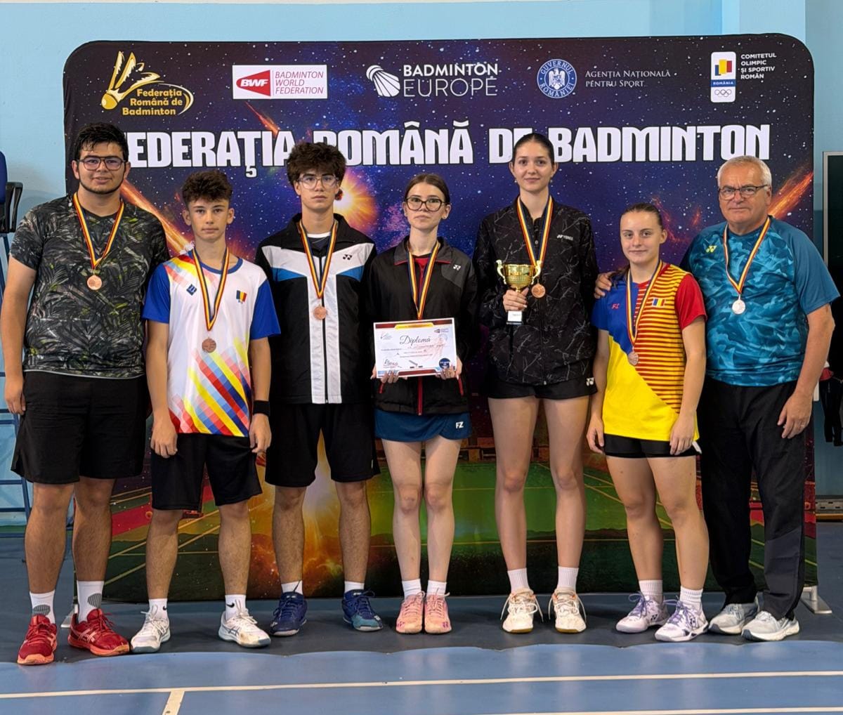 jucători de badminton în acțiune în sala Siderurgistul jucători de badminton în acțiune în sala Siderurgistul