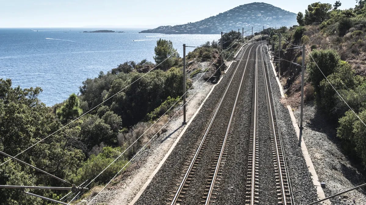tren de mare viteză pe coasta Mării Negre în Turcia tren de mare viteză pe coasta Mării Negre în Turcia