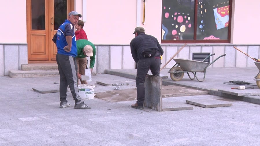echipe de muncitori reparând piața Daciei din Buzău echipe de muncitori reparând piața Daciei din Buzău