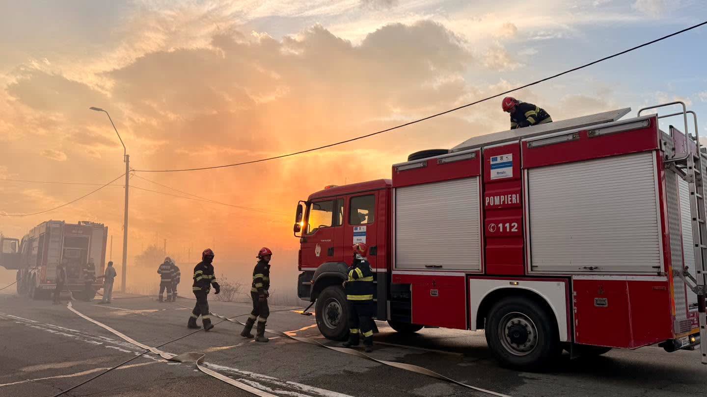 flăcări și fum la fabrica de carton din Drobeta Turnu Severin flăcări și fum la fabrica de carton din Drobeta Turnu Severin