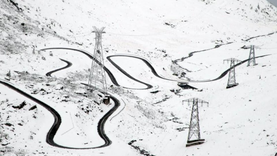 drum pe Transfăgărășan acoperit cu zăpadă drum pe Transfăgărășan acoperit cu zăpadă