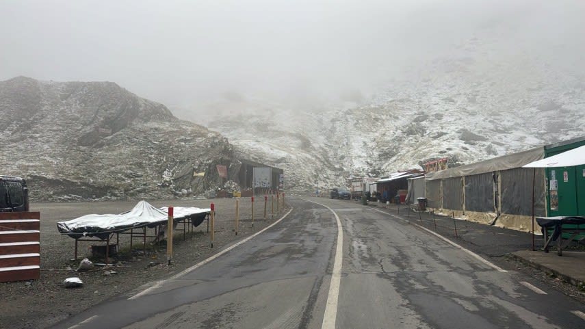 drum montan acoperit cu zăpadă, mașini pe șosea drum montan acoperit cu zăpadă, mașini pe șosea