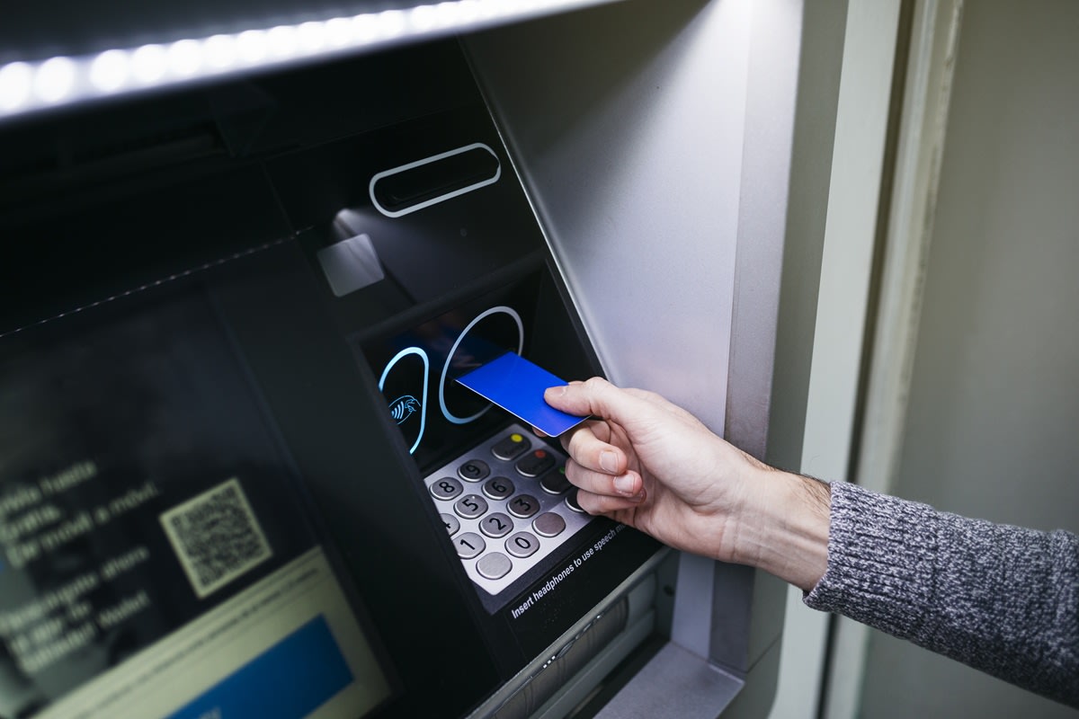 imagine reprezentând un bancomat de criptomonede și transfer bancar
