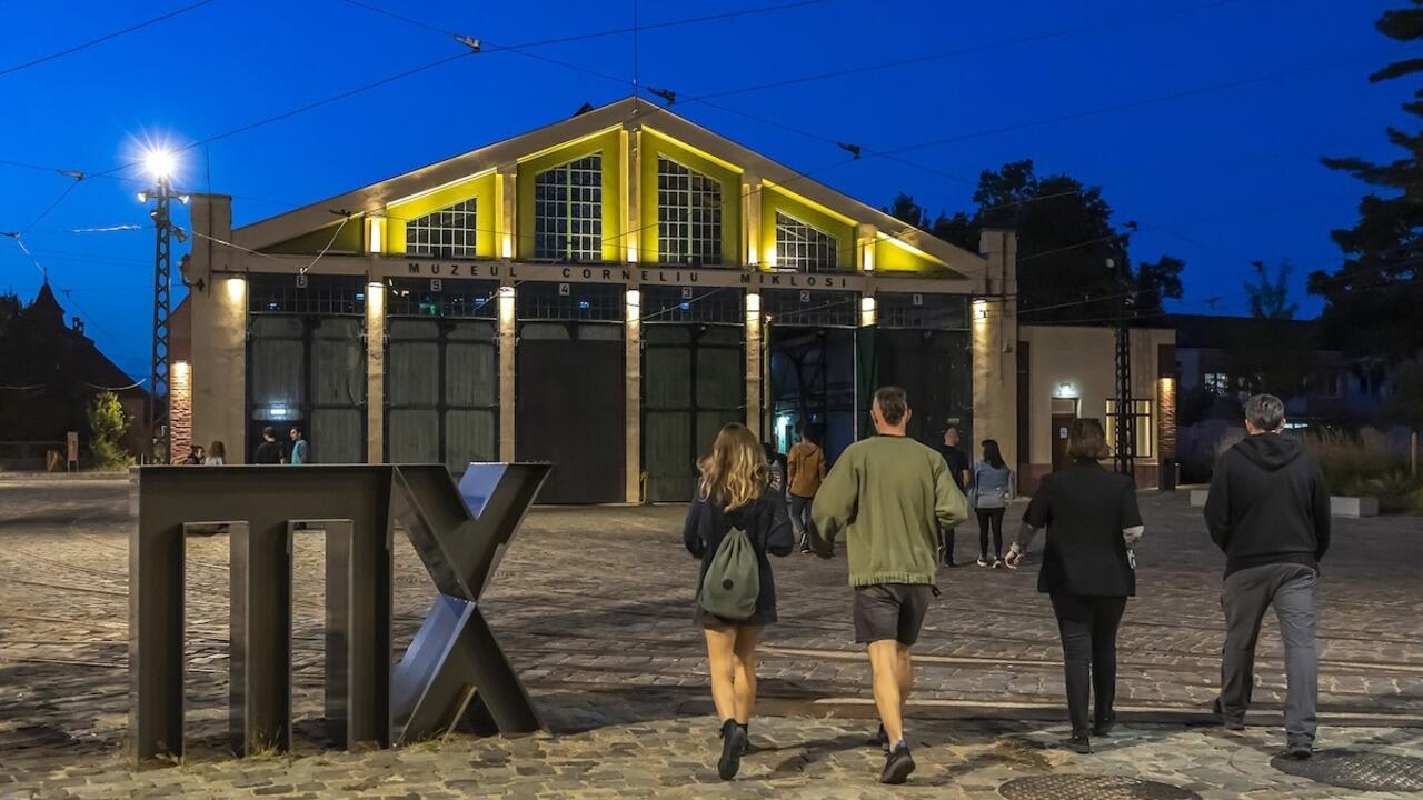 spațiu de artă experimentală în fostul depou de tramvaie, cu instalații și proiecții