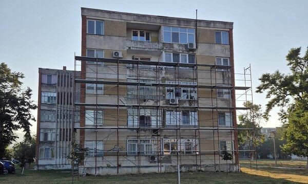 Schelele au fost montate la blocurile 12 și 15 din Moldova Nouă pentru reabilitare termică