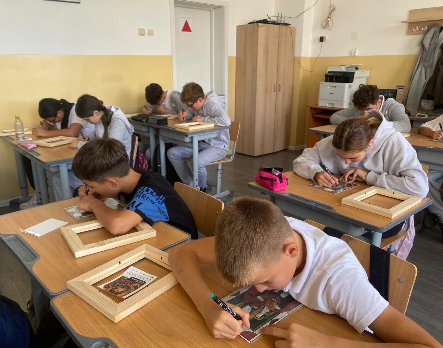 copii participând la atelier de pictură în școală copii participând la atelier de pictură în școală
