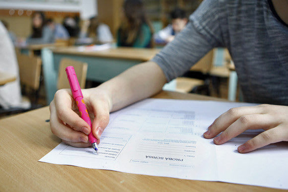 elevi în sala de examen, test Evaluare Națională elevi în sala de examen, test Evaluare Națională