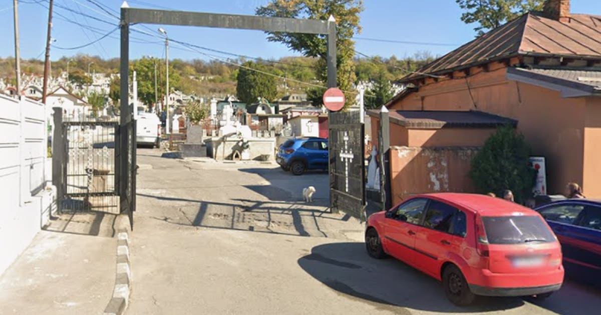 descoperire oseminte în saci de rafie în cimitirul din Slatina descoperire oseminte în saci de rafie în cimitirul din Slatina
