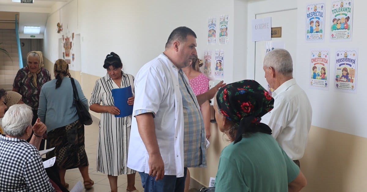 voluntari oferind consultații medicale în sat voluntari oferind consultații medicale în sat