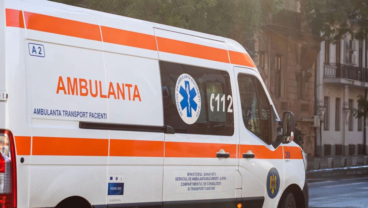 copil mic decedat, pat și echipament medical copil mic decedat, pat și echipament medical