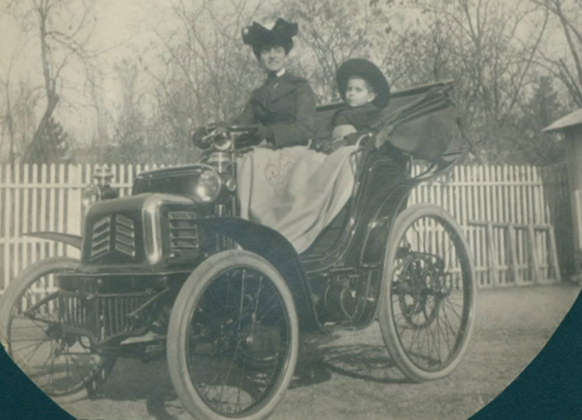 fotografie veche cu primul automobil înmatriculat în București fotografie veche cu primul automobil înmatriculat în București