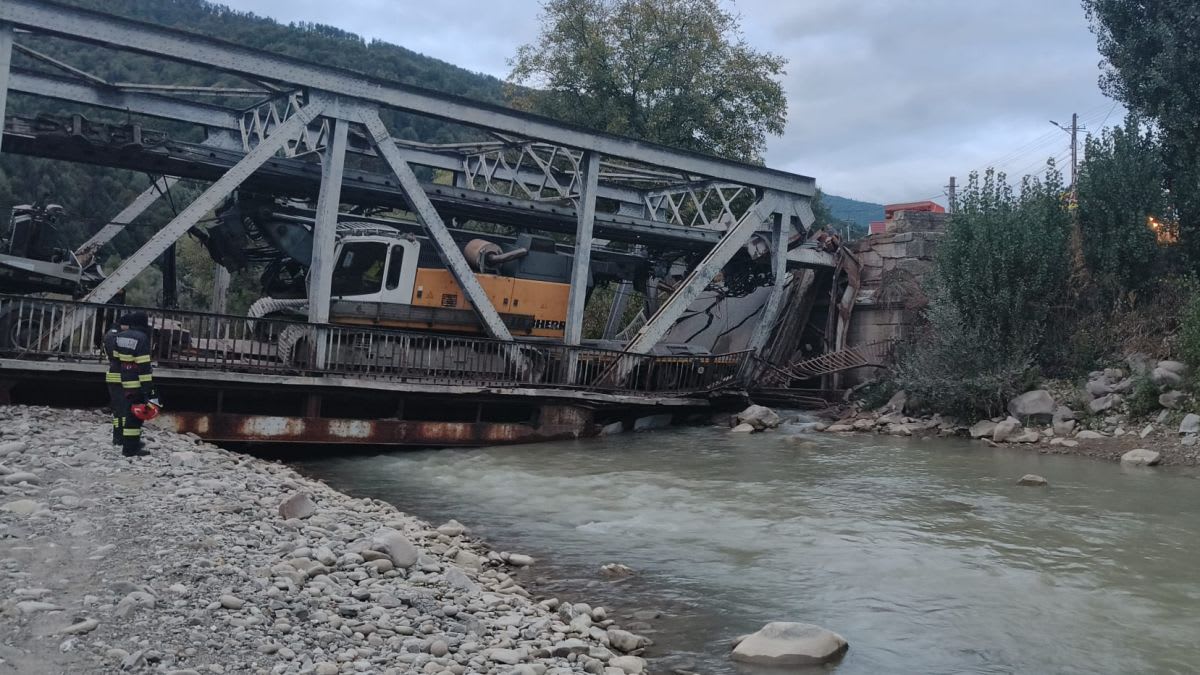 Podul peste Trotuș din Ciobănuș a fost avariat de un camion, circulația oprită pe DN 12A