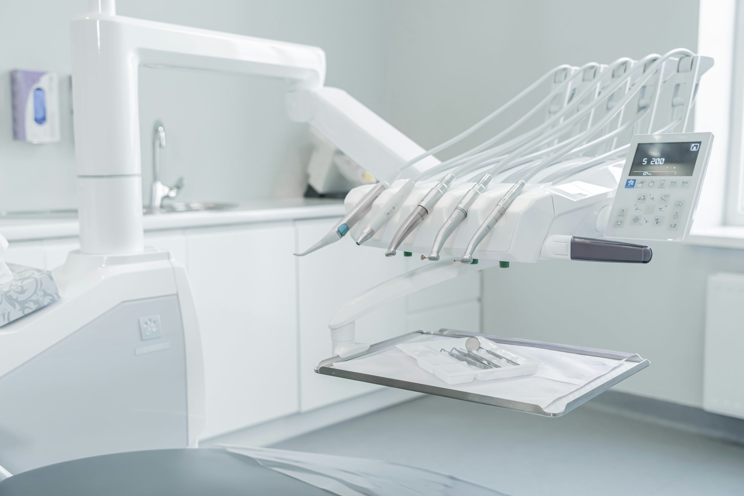 copil la cabinet stomatologic în școală, echipament medical copil la cabinet stomatologic în școală, echipament medical