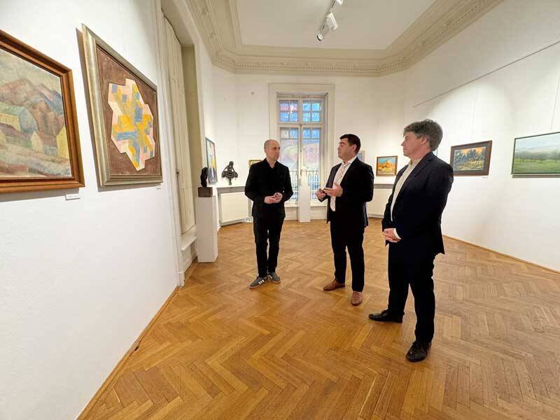 Expoziție la Institutul Liszt din București evidențiază arta băimăreană contemporană