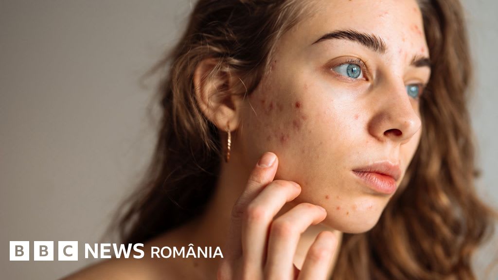 adolescentă îngrijind pielea în baie adolescentă îngrijind pielea în baie