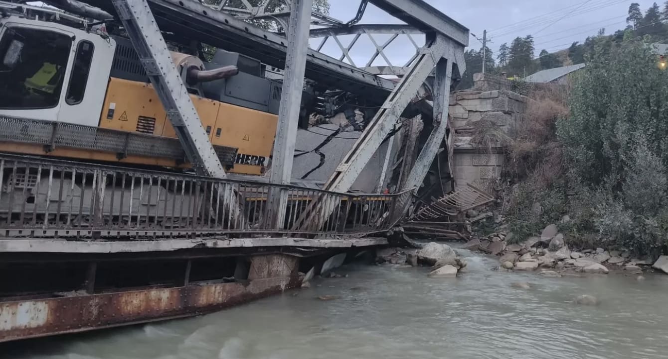 Podul de pe DN 12A din Bacău s-a prăbușit după ce a fost traversat de o macara de mare tonaj