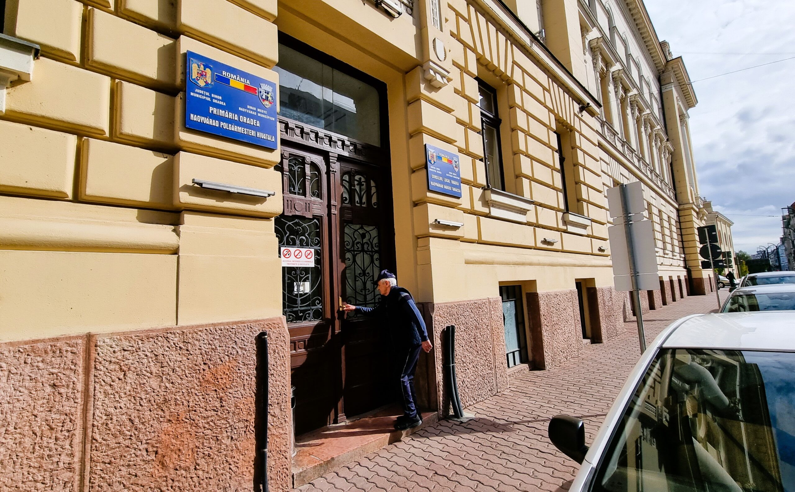 Acces în primăria Oradea, poartă și parcarea interioară Acces în primăria Oradea, poartă și parcarea interioară