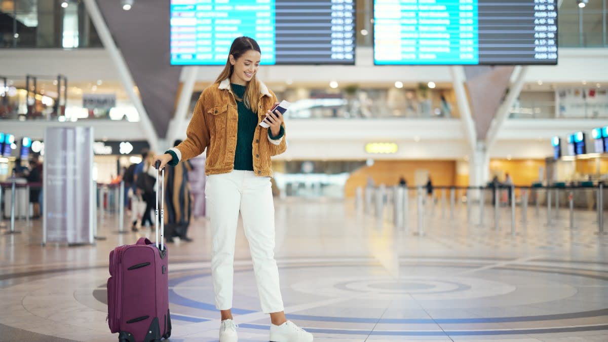 călător singur pe plajă în Thailanda