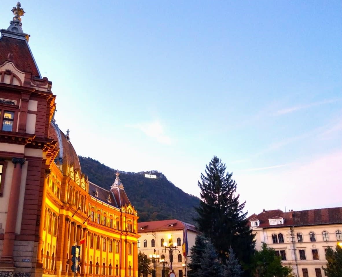 eveniment cultural în centrul Brașovului, oameni participând la festival eveniment cultural în centrul Brașovului, oameni participând la festival
