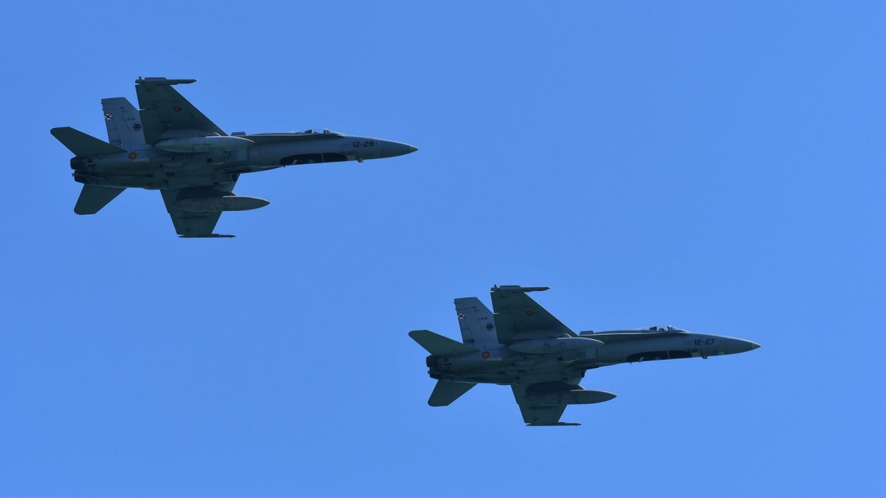avioane supersonice zburând în formatie deasupra Bacăului avioane supersonice zburând în formatie deasupra Bacăului