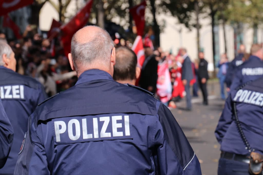 controale poliție în cartier insalubre, imigranți, locuințe dărăpănate controale poliție în cartier insalubre, imigranți, locuințe dărăpănate