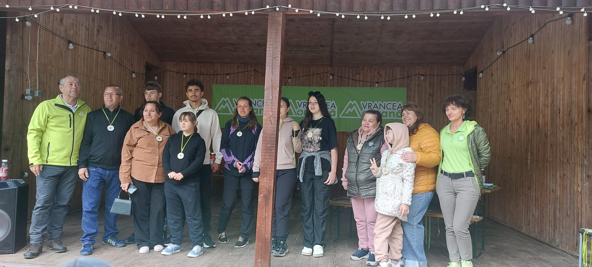 tineri voluntari participând la eveniment în natură tineri voluntari participând la eveniment în natură