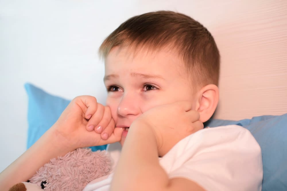 Copilul își mușcă buzele și răsuceste părul. De ce face și cum îl poți ajuta