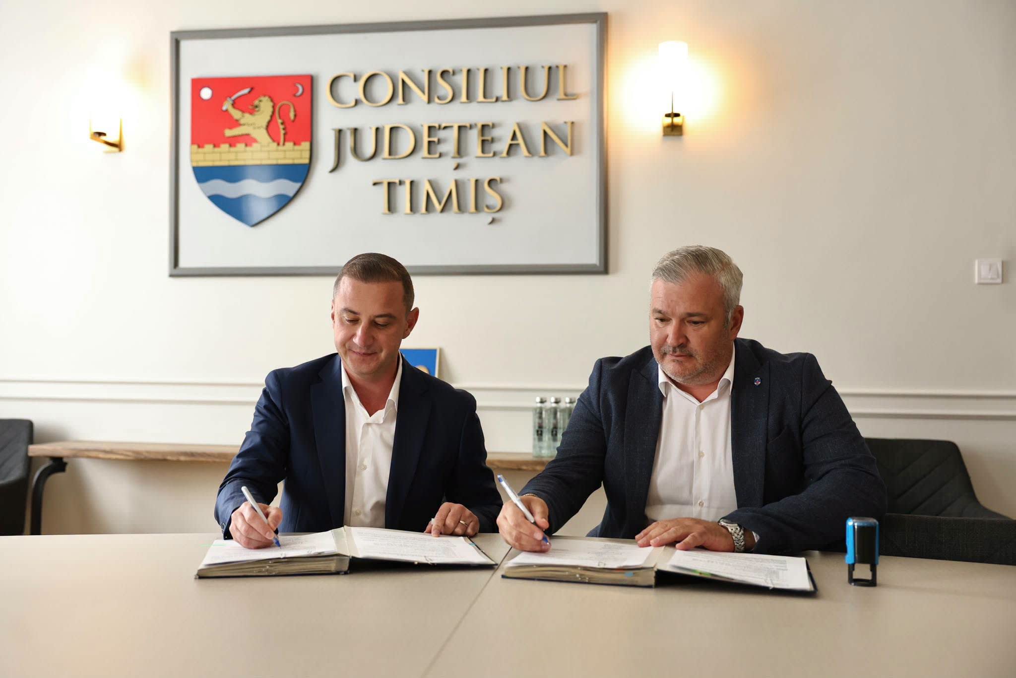 școală nouă în construcție, teren și muncitori