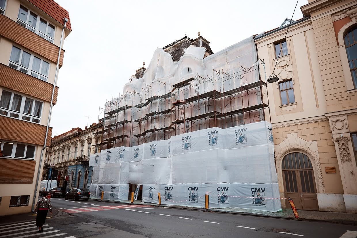 clădire veche din Satu Mare cu schele pentru renovare clădire veche din Satu Mare cu schele pentru renovare