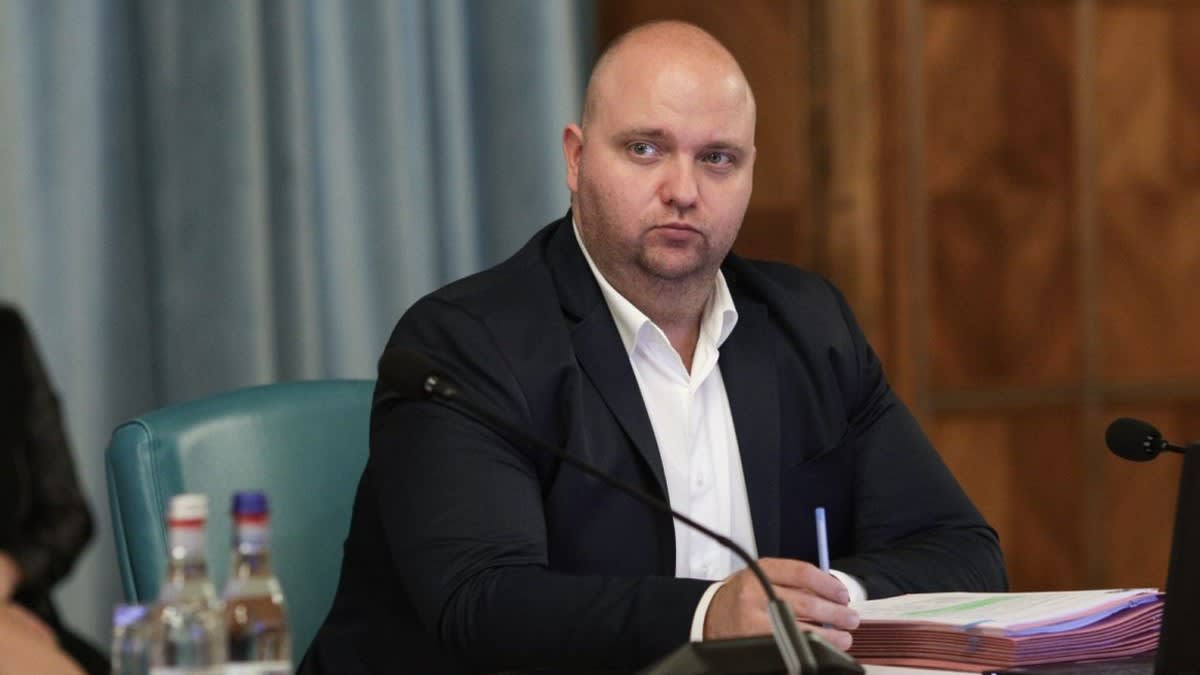 Bogdan Mîndrescu în birou, imagine oficială Bogdan Mîndrescu în birou, imagine oficială