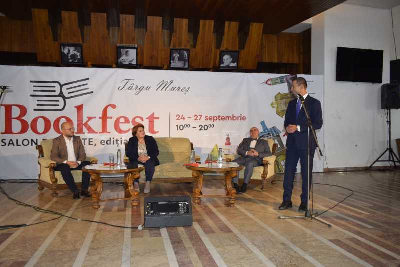 deputat vorbind la eveniment cultural despre AI și literatură deputat vorbind la eveniment cultural despre AI și literatură