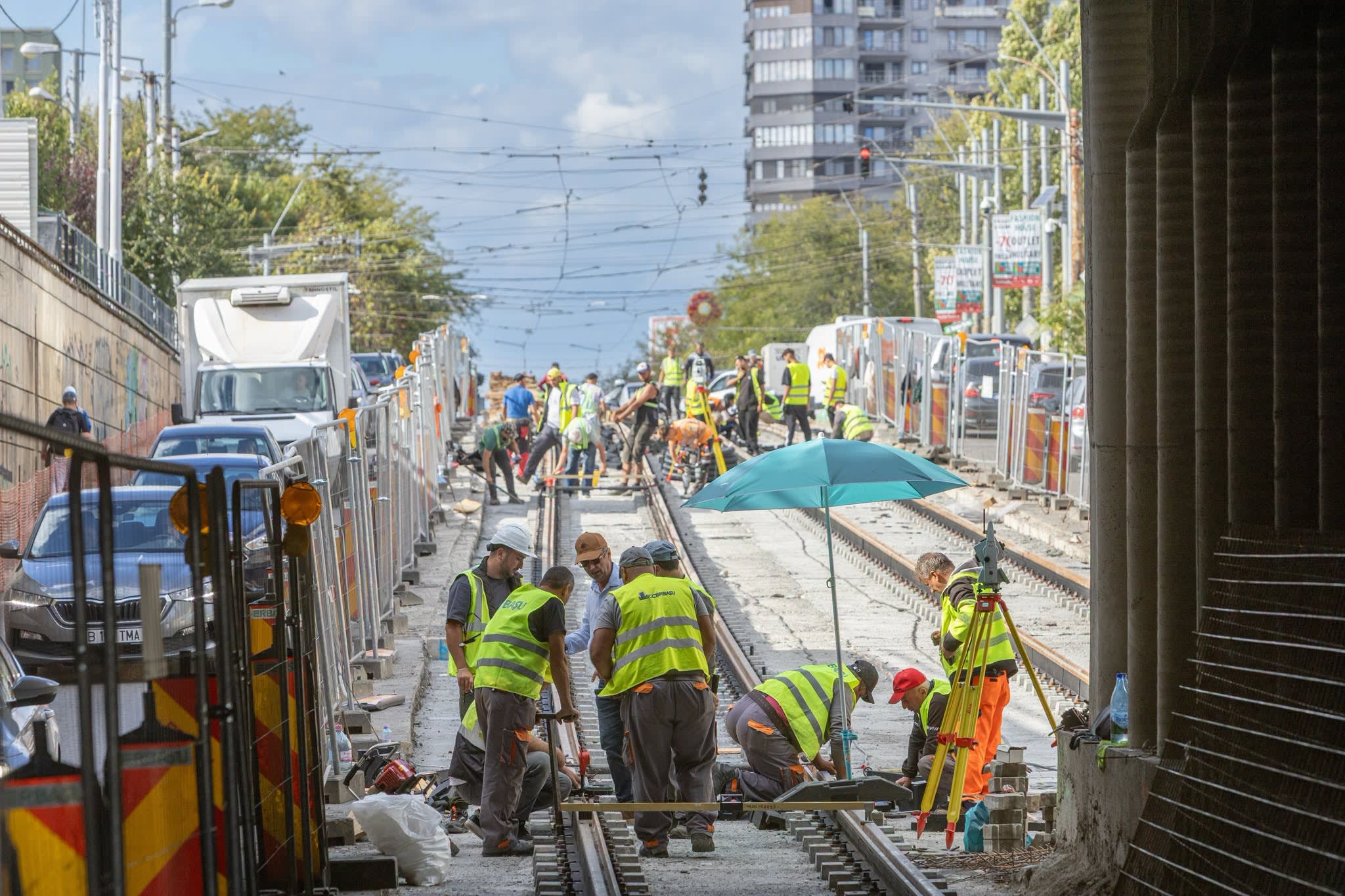 Turnarea primului strat de beton la șina de tramvai de la Pod Constanța
