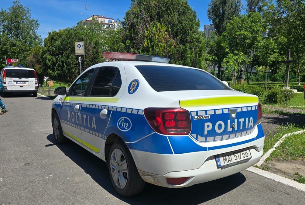 polițiști intervenind în Constanța pentru imobilizarea unui bărbat polițiști intervenind în Constanța pentru imobilizarea unui bărbat