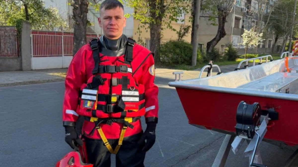 pompier salvând femeie din incendiu în județul Timiș