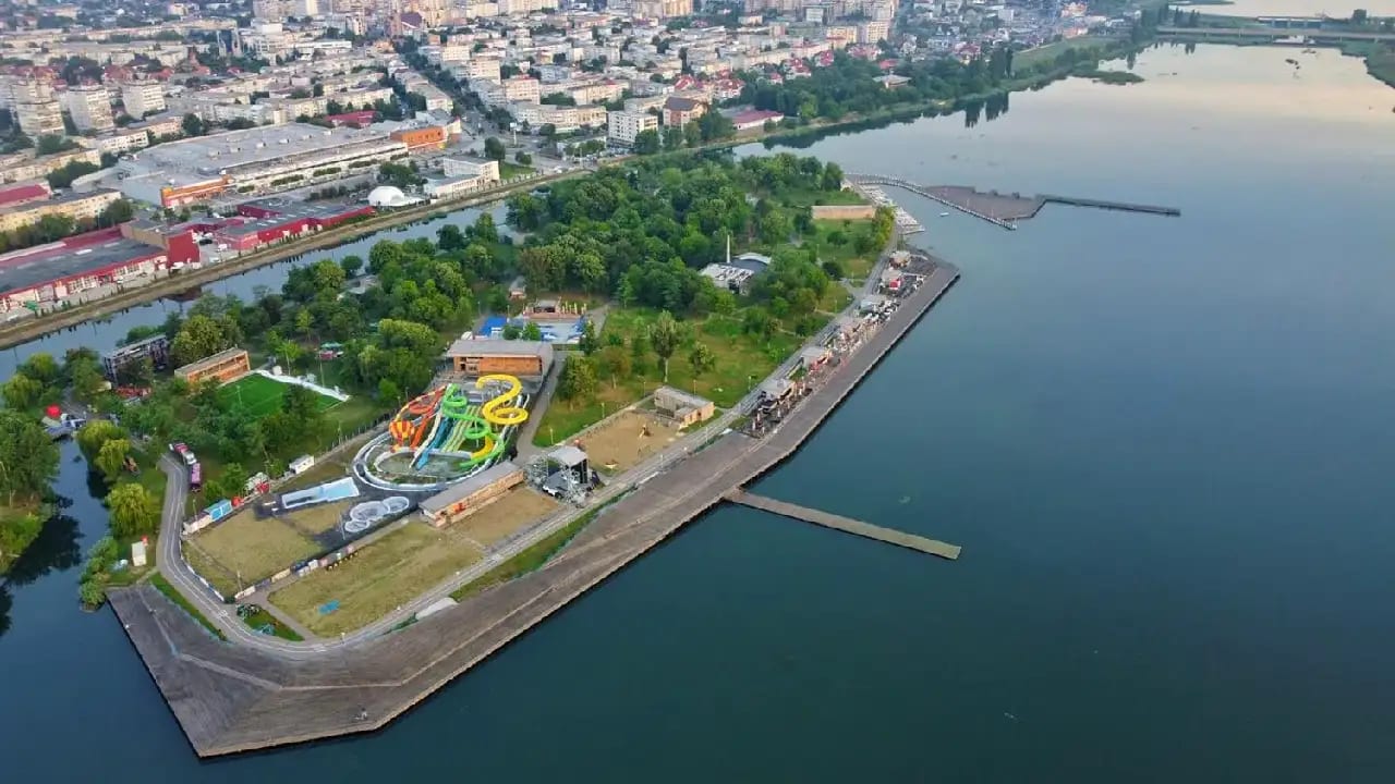 ponton și scene plutitoare pe lacul de agrement din Bacău ponton și scene plutitoare pe lacul de agrement din Bacău